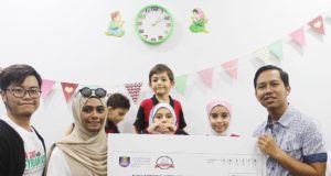 Pengasas Suspended Meal, Shafezah Abdul Wahab menyampaikan sumbangan bernilai RM2,000 kepada Pusat Bimbingan Alternatif Cinta Syria Malaysia.