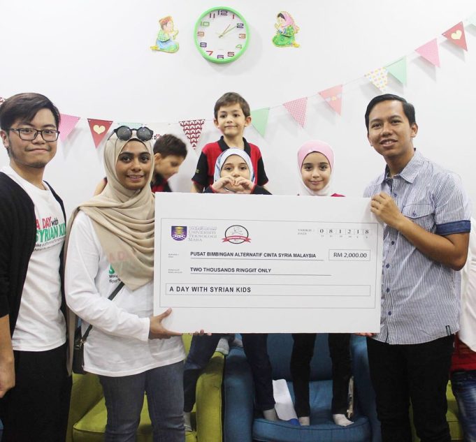 Pengasas Suspended Meal, Shafezah Abdul Wahab menyampaikan sumbangan bernilai RM2,000 kepada Pusat Bimbingan Alternatif Cinta Syria Malaysia.