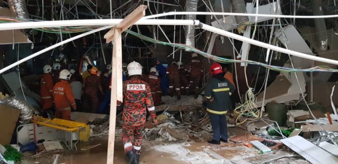 Tiga lelaki maut dalam insiden runtuhan bangunan di pusat beli belah CityOne Megamall, di Jalan Song di sini yang berpunca daripada leputan gas hari ini.