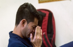 Seorang anggota polis memberitahu Mahkamah Majistret di sini, hari ini bahawa pelakon dan pengarah Datuk Farid Kamil Zahari menjerit-jerit di balai polis dan berkata "adakah hang tau aku sapa Aku Datuk Farid Kamil!"