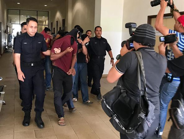 Tujuh lelaki termasuk seorang pemandu bas dihadapkan ke Mahkamah Majistret di sini hari ini, berhubung insiden pergaduhan di kawasan Rehat dan Rawat (R&R) Gambang yang tular menerusi media sosial, pada 24 Dis lalu.