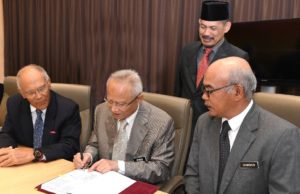 Felda terima cadangan SPRM kukuh tadbir urus pengurusan Dr Othman (tengah) menandatangani cadangan dari SPRM sambil disaksikan Shamsun Baharin (kanan) dan Megat Zaharuddin (kiri).