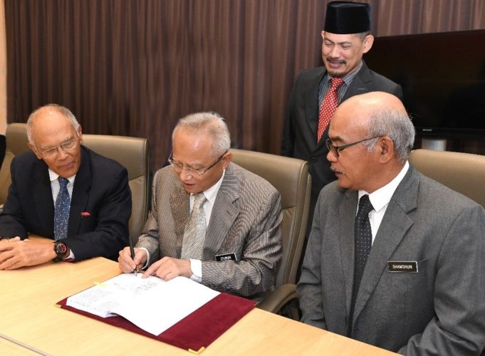gambar Dr Othman (tengah) menandatangani cadangan dari SPRM sambil disaksikan Shamsun Baharin (kanan) dan Megat Zaharuddin (kiri).