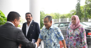 Bekas Pengerusi Felda Tan Sri Mohd Isa Abdul Samad bakal menghadapi pertuduhan di Mahkamah Sesyen Kuala Lumpur esok berhubung kes pembelian hotel oleh Felda Investment Corporation (FIC).