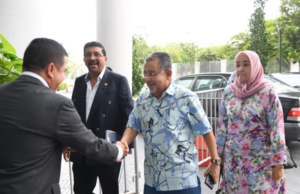 Bekas Pengerusi Felda Tan Sri Mohd Isa Abdul Samad bakal menghadapi pertuduhan di Mahkamah Sesyen Kuala Lumpur esok berhubung kes pembelian hotel oleh Felda Investment Corporation (FIC).