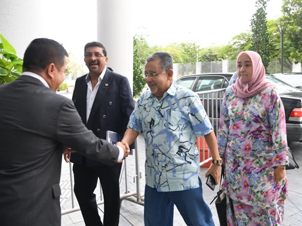 Bekas Pengerusi Felda Tan Sri Mohd Isa Abdul Samad bakal menghadapi pertuduhan di Mahkamah Sesyen Kuala Lumpur esok berhubung kes pembelian hotel oleh Felda Investment Corporation (FIC).