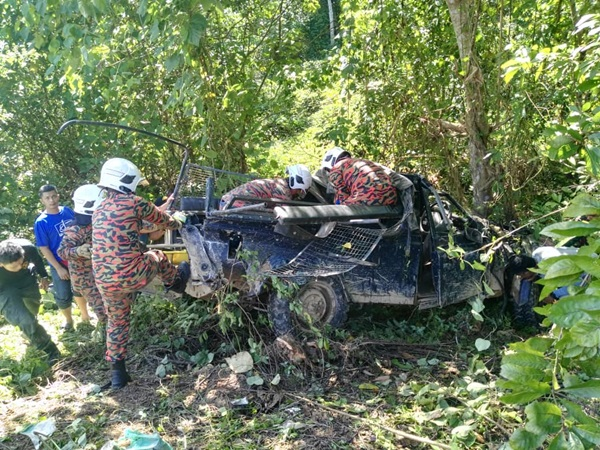 Lapan anggota Pasukan Gerakan Am (PGA) Batalion 2 Kulim, Kedah termasuk seorang berpangkat Inspektor cedera apabila Land Rover yang dinaiki mereka terbabas di selekoh Kilometer 33.3 Jalan Kaki Bukit-Wang Kelian di sini hari ini.