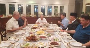 Gambar pemimpin-pemimpin UMNO menikmati makan malam yang disediakan semasa pertemuan dengn TUn Dr Mahathir Mohamad.