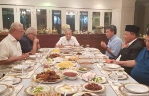 Gambar pemimpin-pemimpin UMNO menikmati makan malam yang disediakan semasa pertemuan dengn TUn Dr Mahathir Mohamad.