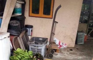 Seorang lelaki berumur dalam lingkungan 40-an ditemui mati dalam keadaan tertiarap di bahagian belakang sebuah rumah di Kampung Tebakang pada pukul 4.30 petang tadi dengan dua tandan pisang berdekatan kepalanya.