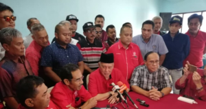 Bekas Ketua Menteri Melaka Tan Sri Abdul Rahim Thamby Chik hari ini mengumumkan keluar UMNO dan menyerahkan permohonan untuk menyertai Parti Pribumi Bersatu Malaysia (Bersatu).