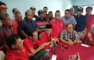 Bekas Ketua Menteri Melaka Tan Sri Abdul Rahim Thamby Chik hari ini mengumumkan keluar UMNO dan menyerahkan permohonan untuk menyertai Parti Pribumi Bersatu Malaysia (Bersatu).