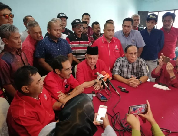 Bekas Ketua Menteri Melaka Tan Sri Abdul Rahim Thamby Chik hari ini mengumumkan keluar UMNO dan menyerahkan permohonan untuk menyertai Parti Pribumi Bersatu Malaysia (Bersatu).