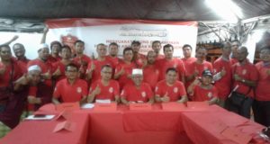 Mohd Rakbi (duduk, tiga dari kanan) bersama barisan jawatankuasa Pakegom selepas mesyuarat semalam.