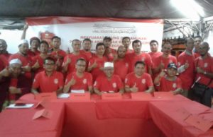 Mohd Rakbi (duduk, tiga dari kanan) bersama barisan jawatankuasa Pakegom selepas mesyuarat semalam.