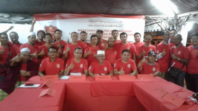 rakib Mohd Rakbi (duduk, tiga dari kanan) bersama barisan jawatankuasa Pakegom selepas mesyuarat semalam.