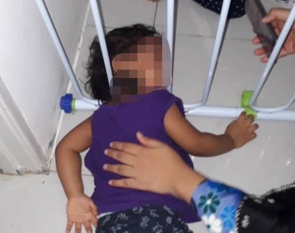 Seorang kanak-kanak perempuan berusia setahun enam bulan mengalami detik cemas hampir setengah jam selepas lehernya tersepit di celah pagar keselamatan kanak-kanak di rumahnya di Taman Desa Bangau, Temerloh hari ini.
