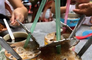 Terdapat premis makanan hipster menggunakan bekas tin susu untuk menghidangkan minuman kepada pelanggan.