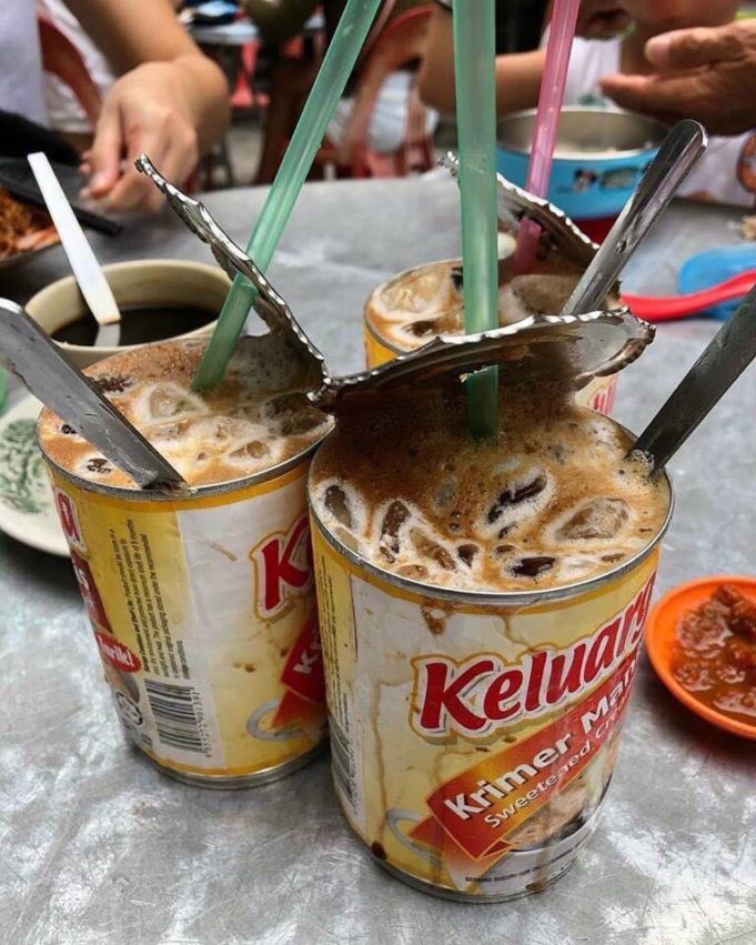 tin susu Terdapat premis makanan hipster menggunakan bekas tin susu untuk menghidangkan minuman kepada pelanggan.