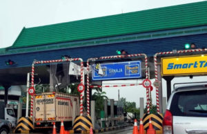 Siling plaza tol Rawang Selatan diterbangkan ribut