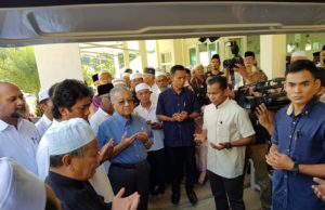 Perdana Menteri Tun Dr Mahathir Mohamad antara orang kenamaan yang hadir hari ini untuk menziarahi jenazah bekas Menteri Penerangan Tan Sri Zainuddin Maidin, yang meninggal dunia petang semalam.