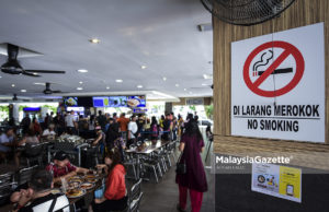 Papan tanda larangan merokok yang ditampal di sebuah restoran selepas dikuatkuasa pada hari ini semasa tinjauan lensa Malaysia Gazette di sekitar kawasan Kuala Lumpur. foto AFFAN FAUZI, 01 JANUARI 2019