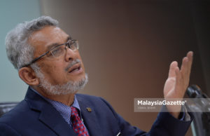 Menteri Wilayah Persekutuan, Datuk Khalid Samad mencadangkan kepada Datuk Zaharin Mohd Yasin supaya menarik balik tuduhan beliau dan meminta maaf.
