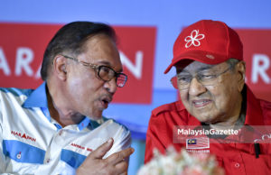 Anwar diangkat sebagai Perdana Menteri menggantikan Tun Dr. Mahathir