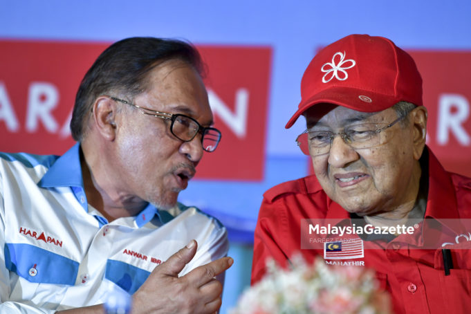 Anwar diangkat sebagai Perdana Menteri menggantikan Tun Dr. Mahathir