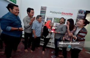 Kakitangan unit komunikasi AirAsia lawat Malaysia Gazette AirAsia