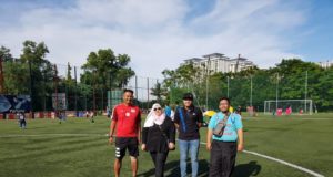 Pegawai Perhubungan KLRA bersama rombongan KPJUC, Sakinah (Pengurus Operasi), Afif (Pegawai Perhubungan Awam dan Pemasaran), Azizi (Penolong Pengurus) di padang latihan Akademi Bolasepak Raisuri di KLFA Sport Centre Taman Melati.
