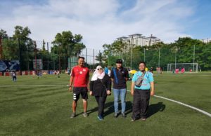 KPJUC, KL Raisuri Akademi anjur program pelapis bola sepak Pegawai Perhubungan KLRA bersama rombongan KPJUC, Sakinah (Pengurus Operasi), Afif (Pegawai Perhubungan Awam dan Pemasaran), Azizi (Penolong Pengurus) di padang latihan Akademi Bolasepak Raisuri di KLFA Sport Centre Taman Melati.