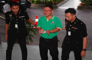 Bekas Anggota Dewan Undangan Negeri (ADUN) DAP, Loh Chee Heng dihadapkan ke Mahkamah Sesyen di sini hari ini atas dua pertuduhan membabitkan tuntutan palsu berjumlah RM33,380 ketika beliau menjadi ADUN kawasan Telok Datok (kini Banting), empat tahun lepas.