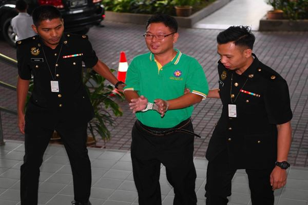 Bekas Anggota Dewan Undangan Negeri (ADUN) DAP, Loh Chee Heng dihadapkan ke Mahkamah Sesyen di sini hari ini atas dua pertuduhan membabitkan tuntutan palsu berjumlah RM33,380 ketika beliau menjadi ADUN kawasan Telok Datok (kini Banting), empat tahun lepas.