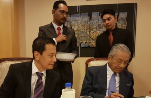 Menurut Art Harun, gambar yang tular itu adalah pertemuan kali keempat beliau dengan Tun Dr Mahathir.