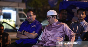 Dr. Asyraf Wajdi (kiri) bersama Ketua Pemuda Pas, Muhammad Khalil berada sepentas program kempen di PRK Cameron Highlands.