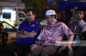 Dr. Asyraf Wajdi (kiri) bersama Ketua Pemuda Pas, Muhammad Khalil berada sepentas program kempen di PRK Cameron Highlands.