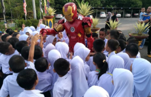 Hari kedua persekolahan bagi murid Sekolah Kebangsaan Mentakab (Chatin) di sini lebih ceria apabila watak adiwira komik Avengers, Iron Man hadir menyambut kehadiran mereka hari ini.