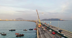 Operasi membawa keluar sebuah kenderaan utiliti sukan (SUV) yang terhumban ke dalam laut dari Jambatan Pulau Pinang terpaksa ditangguhkan hari ini berikutan keadaan cuaca yang tidak mengizinkan, dan akan disambung esok.