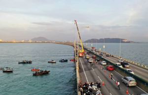 Operasi membawa keluar sebuah kenderaan utiliti sukan (SUV) yang terhumban ke dalam laut dari Jambatan Pulau Pinang terpaksa ditangguhkan hari ini berikutan keadaan cuaca yang tidak mengizinkan, dan akan disambung esok.