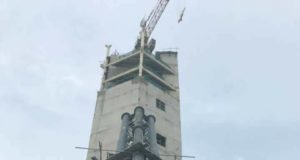 Tun Dr Mahathir Mohamad meninjau pembangunan Menara Maha di Langkawi. - foto Faebook TunMahathir.com