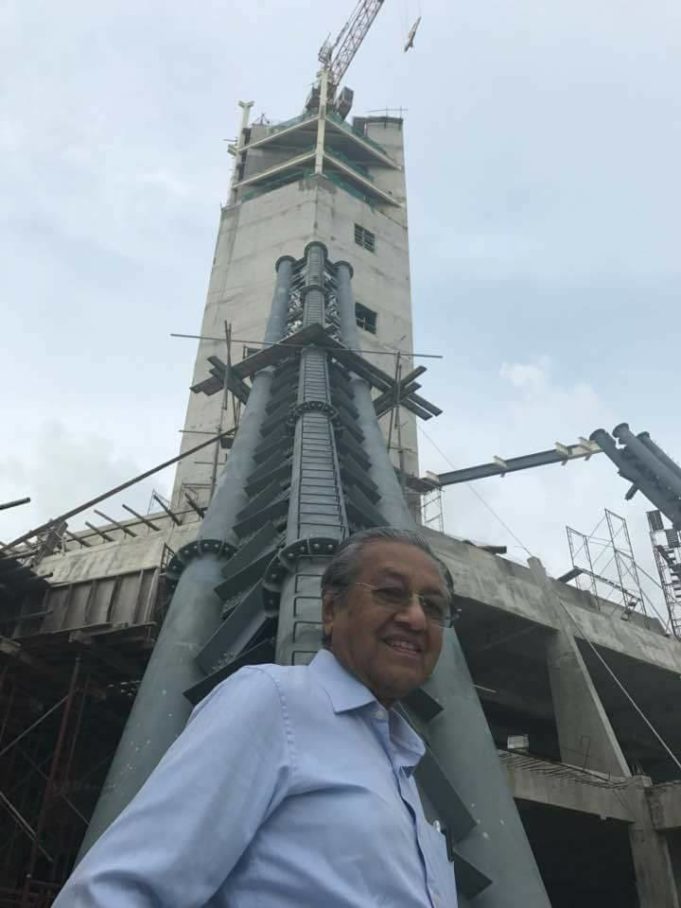 Tun Dr Mahathir Mohamad meninjau pembangunan Menara Maha di Langkawi. - foto Faebook TunMahathir.com