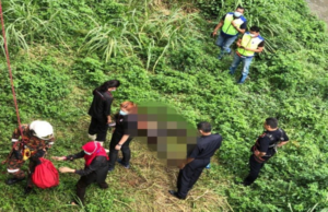 Mayat seorang lelaki yang belum diketahui identitinya ditemui dalam keadaan mereput dan separuh bogel di bawah jambatan Sungai Klang kilometer 1.1 Lebuhraya Bertingkat Ampang Kuala Lumpur (AKLEH), di tepi Sungai Klang, hari ini.