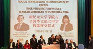 Majlis penyampaian peruntukan dianjurkan Kementerian Kewangan yang turut dihadiri Teo Nie Ching (berdiri, dua dari kanan) Jumaat lalu. (Gambar Facebook)