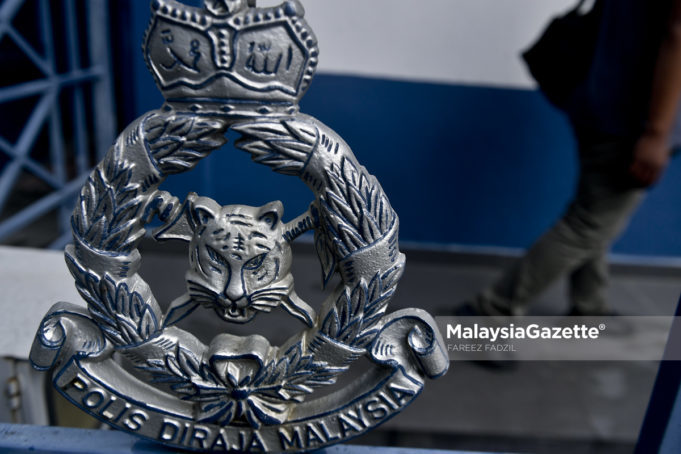 Polis sedang berusaha mengesan seorang lelaki yang disyaki mengugut isterinya dengan menggunakan selaras senapang buatan sendiri atau bakakuk dalam kejadian di Kampung Gorowot Kuala Penyu dekat sini, semalam.