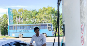 Perakan gambar ini berada pada jarak terlalu dekat dengan Syed Saddiq yang sedang mengisi petrol dalam keretanya.