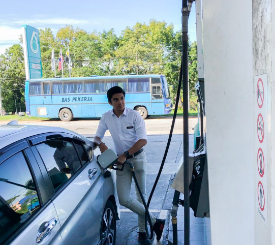 Perakan gambar ini berada pada jarak terlalu dekat dengan Syed Saddiq yang sedang mengisi petrol dalam keretanya.