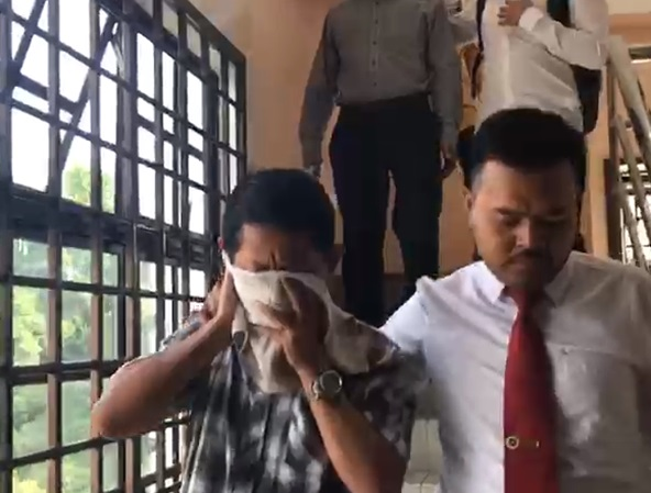 Dua pegawai Jabatan Laut mengaku tidak bersalah di Mahkamah Sesyen Johor Bahru, di sini hari ini, atas empat pertuduhan meminta dan menerima rasuah berjumlah RM120,000, empat tahun lepas.