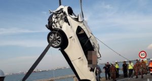 Usaha mengangkat keluar sebuah kenderaan utiliti sukan (SUV) yang terhumban ke laut Ahad lepas berjaya, apabila sebahagian daripada badannya mulai timbul di permukaan laut kira-kira pukul 5.45 petang.