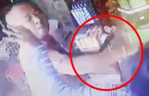 Polis giat mengesan seorang lelaki yang bertindak menampar dan mengugut seorang juruwang wanita di sebuah kedai serbaneka di Bayan Lepas hanya kerana tidak dibenarkan membeli lebih dari 2 paket minyak masak.